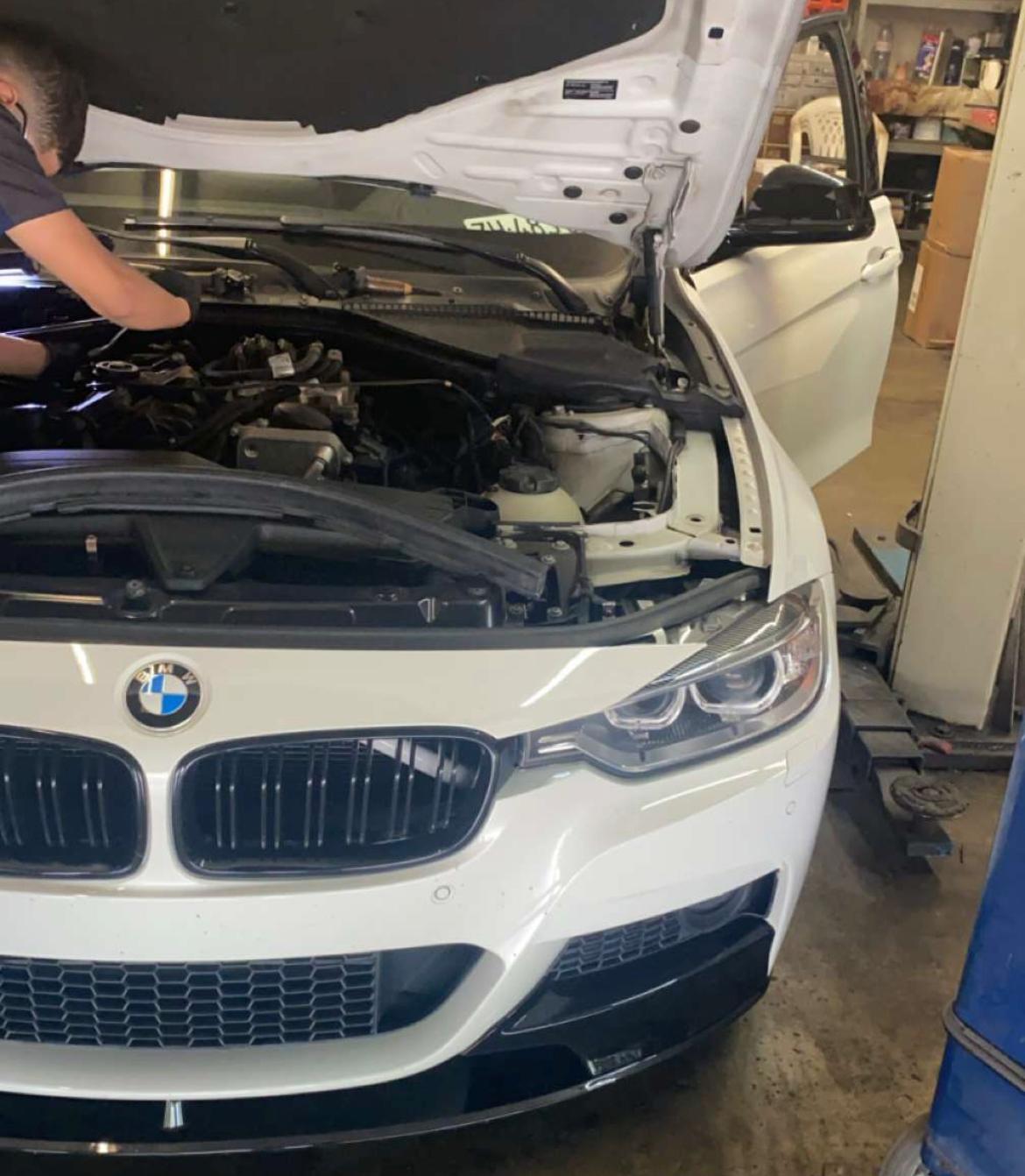 Weisser BMW in der Werkstatt