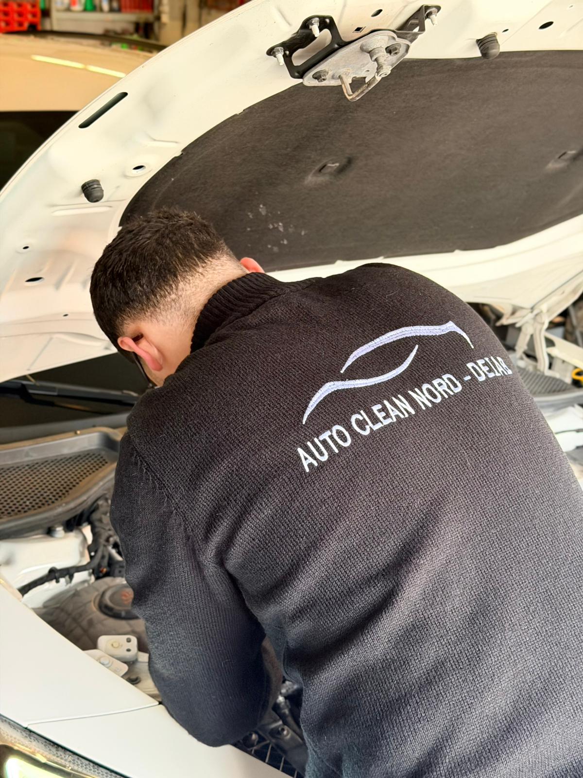 Mechaniker bei der Arbeit am Motor